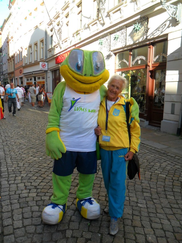 Владилена Кокіна Ж85  з Жовтих Вод з талісманом чемпіонату