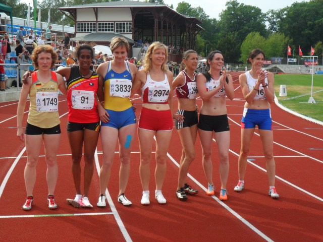 Після переможного фінішу Світлани Гончарової на 200м Ж35 фото на память