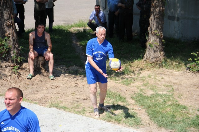 На подачі – директор депо Іван Васильович Петренко