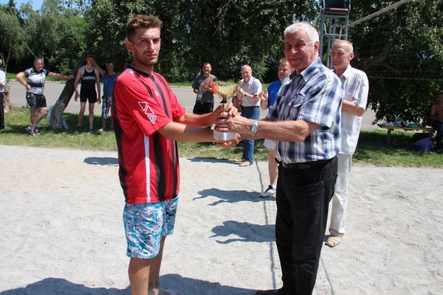 Кубок за перемогу з рук олімпійського чемпіону Володимира Іванова