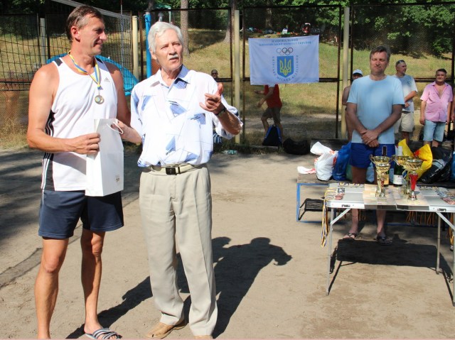 Почесний  майстер спорту, член  Виконавчого комітету Олімпійської академії України Юрій Крюков вручає приз «Кращий толерантний гравець турніру» гравцю команди «Антал» (м. Київ) Борису Косяку 