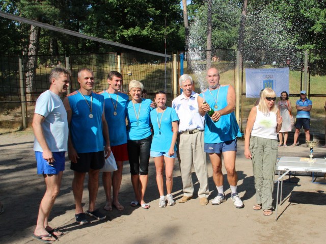 Шампанське учасникам турніру від команди переможця у номінації 45+  (м. Кривий Ріг)