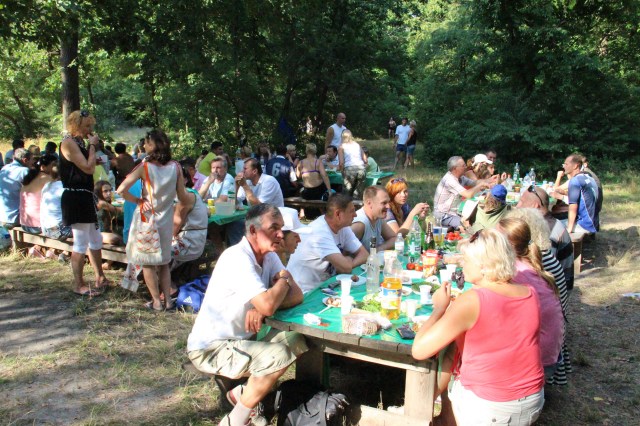 Дружні розмови учасників турніру за столом про завершений турнір 