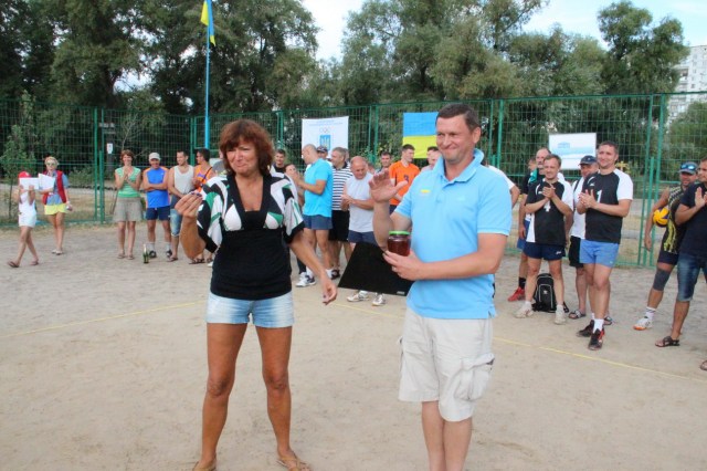 Солодкий приз капітану команди Тельбін - Володимиру Харицькому 