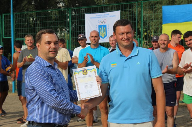 Подяку від місцевої влади президенту ВК «Тельбін» Володимиру Харицькому вручає Голова Дніпровської  райдержадміністрації  Ярослав Горбунов