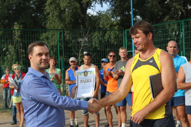 Подяку від місцевої влади віце-президенту ВК «Тельбін» Олександру Клименко вручає Голова Дніпровської  райдержадміністрації  Ярослав Горбунов