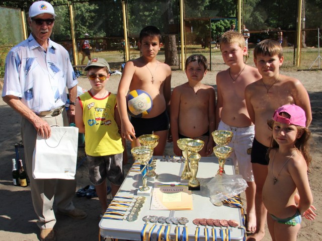 Почесний майстер спорту Юрій Крюков та юні вболівальники