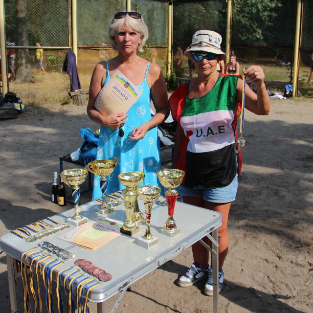 Секретар суддівської команди Ірина Руденко та ветеран волейболу Тамара Сипкова