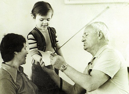 Вадим та Марія Андрієвські вчать тримати зброю онучку Олександру