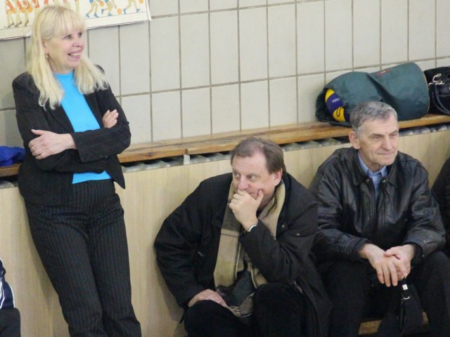 Уважно стежать за змаганнями голова Київського місцевого осередку ветеранів волейболу Тетяна Одинцова, капітан команди «Кадет» (60+) Олександр Булах та гравець команди «Софіївка» (70+) Володимир Казимирчук