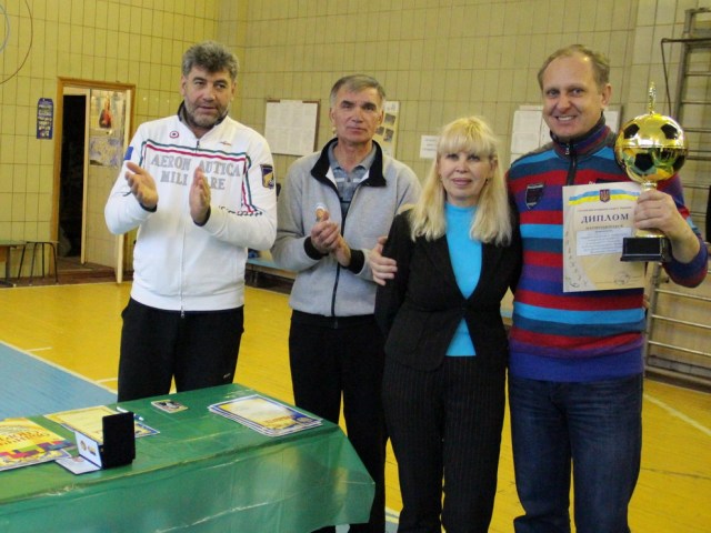 Кубок олімпійського чемпіона, заслуженого майстра спорту Володимира Іванова отримує команда «Фуршет»