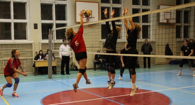 Момент змагання жіночих команд Києва та Красноармійська 