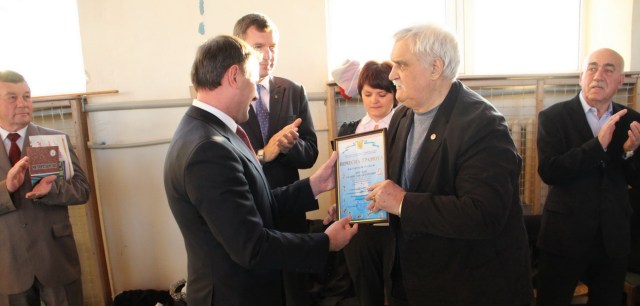 Начальник управління з питань фізичної культури та спорту Донецької облдержадміністрації Володимир Мицик вручає  Станіславу Люгайло почесну грамоту