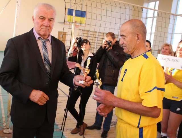 Пам’ятний приз від Асоціації ветеранів спорту України активному організатору турніру Анатолію Корнієнко вручає віце-президент АВСУ Володимир Іванов