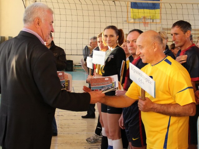 Віце-президент АВСУ Володимир Іванов вручає книгу пам’яті про учасників ветеранського волейболу Києва «Ми пам’ятаємо Вас» президенту ветеранів волейболу Краматорська Леоніду Нескородь  