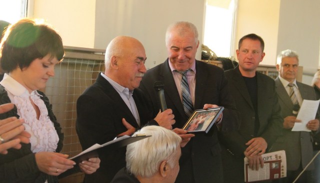 Віце-президент АВСУ Володимир Іванов вручає президенту Асоціації ветеранів волейболу Донецької області Олегу Рибакову пам’ятне фото 