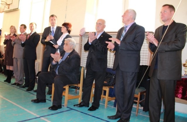 Почесні гості аплодують про початок XVIII Республіканського турніру по волейболу серед ветеранів за Кубок олімпійського чемпіона Станіслава Люгайло