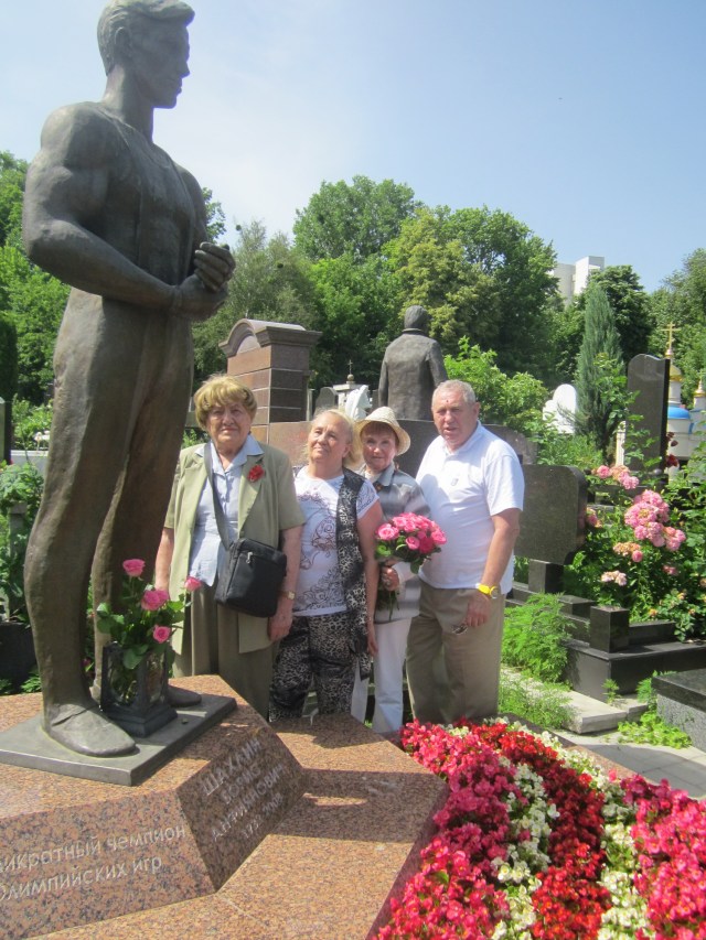 Покладення квітів до пам ятнику семиразового олімпійського чемпіона Бориса Шахліна 