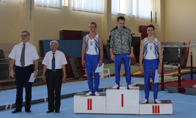 Заслужені тренери України Геннадій Сортинський та Едуард Добрвольский нагородили переможців