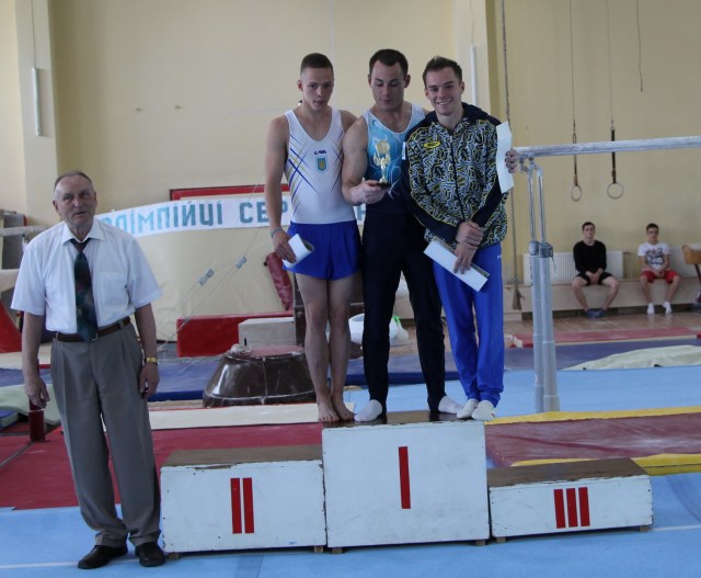 Заслужений тренер України В. Жевноватий з переможцями турніру