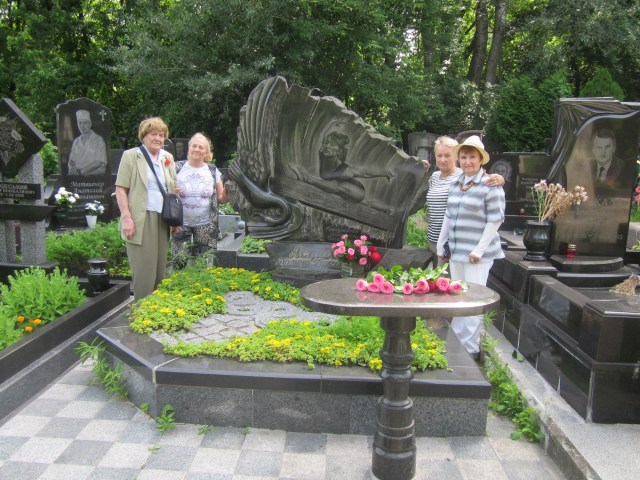 цветы к памятнику пятикратной олимпийской чемпионки Полине Астаховой